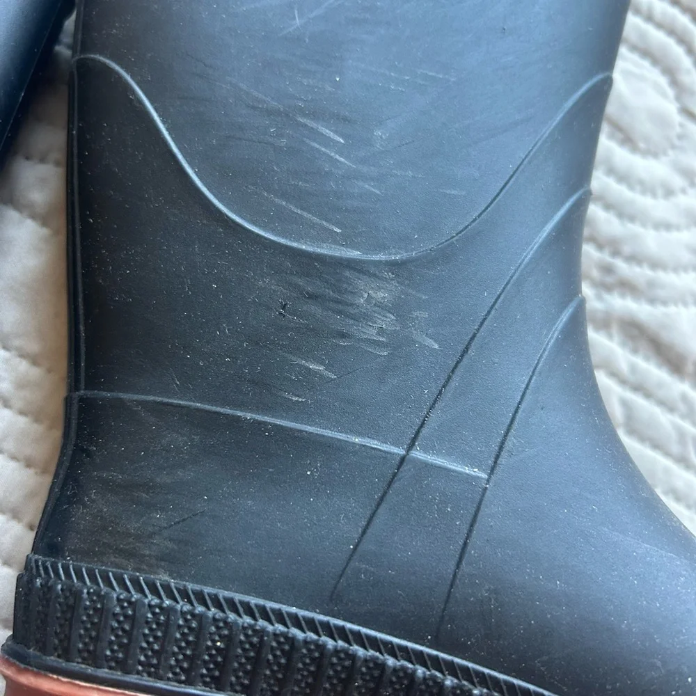 Kids navy rain boots size 2. No insoles. Decent shape, mild scratches.